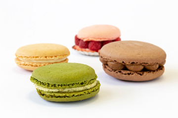 gros plan de 4 macarons sur fond blanc