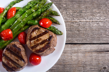 Grilled filet mignon with asparagus and tomatoes