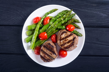 Grilled filet mignon with asparagus and tomatoes