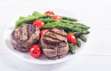 Grilled filet mignon with asparagus and tomatoes