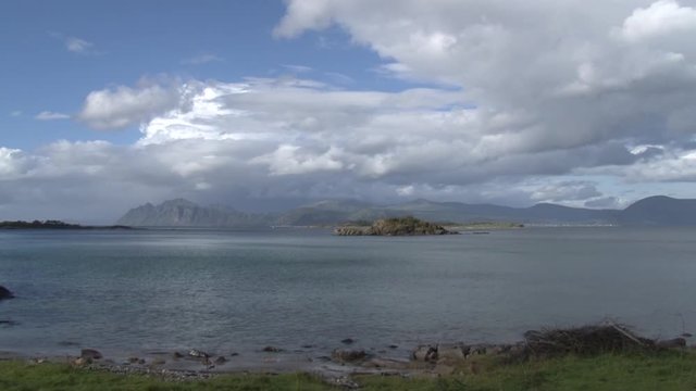 Laukvik, V&aring;gan, Bucht, Licht, Sonne, Lofoten, Grunnf&oslash;rfjorden, Fjord, 888, Fv 888, Fv888, Norwegen, Nordland, Herbst, Sturm, Wind, bedeckt, Wolken, herbstlich, Jahreszeit