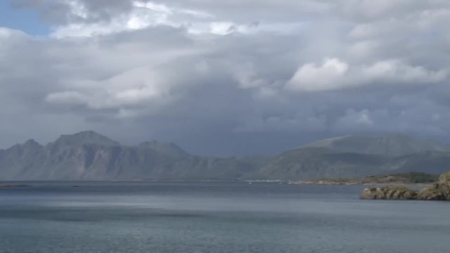 Laukvik, V&aring;gan, Bucht, Licht, Sonne, Lofoten, Grunnf&oslash;rfjorden, Fjord, 888, Fv 888, Fv888, Norwegen, Nordland, Herbst, Sturm, Wind, bedeckt, Wolken, herbstlich, Jahreszeit