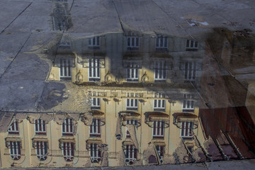 Reflejo en el agua de un edificio