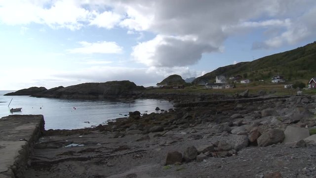 Norwegen, Lofoten, Fjord, Vestfjord, Nesland, Fischerdorf, Rorbu, Hafen, Bucht, Becken, Fischerh&uuml;tte, H&uuml;tte, Brandung, K&uuml;ste, Felsk&uuml;ste, Fels, steil, Steilk&uuml;ste, Bucht,