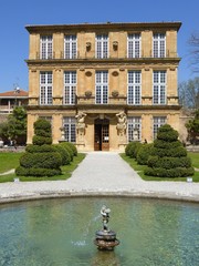 Aix-en-Provence, façade du pavillon de Vendôme et jardin à la française, avec une fontaine...