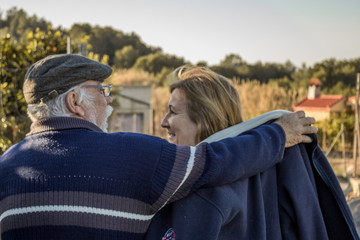 Pareja paseando por el campo 