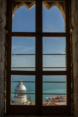Ventana en Peñiscola que da al faro