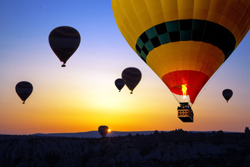 Naklejka premium Yellow hot air balloon close-up in the sky of Cappadocia at sunrise