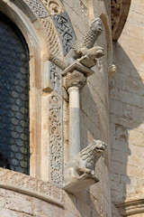 colonnina con leone e altre fiere; abside della chiesa romanica di Ognissanti a Trani (Puglie)