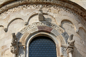 arco di monofora con statue e decorazioni; abside della chiesa romanica di Ognissanti a Trani...
