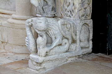 leone in lotta con serpenti; portale maggiore della Cattedrale di Trani (Puglie)