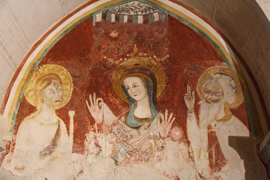 Maria incoronata tra Sant'Antonio abate e altro Santo; affresco nella cripta della Cattedrale di Trani (Puglie)