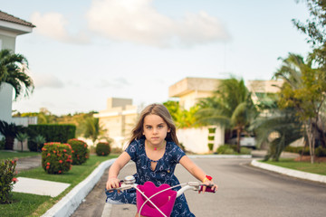 Criança brinca bicicleta correndo