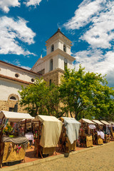 Fototapeta premium strona ulicy kościoła Santa Fe w Antioquia w Kolumbii z kupcami