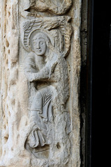Madonna; rilievo sullo stipite del portale maggiore della Cattedrale di Trani (Puglie)