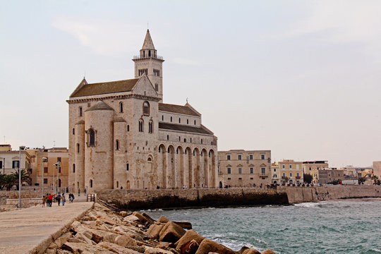 la Cattedrale di Trani affacciata sul mare