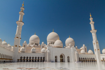 Fototapeta na wymiar Courtyard of Sheikh Zayed Grand Mosque in Abu Dhabi, UAE