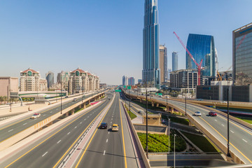 Fototapeta premium DUBAI, UAE, MARCH 10, 2017: Intersection of Al Safa street and Sheikh Zayed road in Dubai, United Arab Emirates.