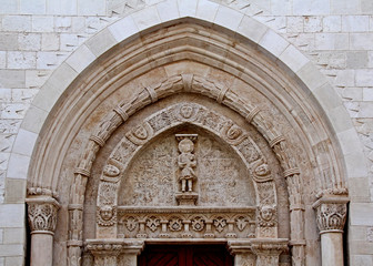 la lunetta del secondo portale sul fianco nord della Cattedrale dell'Assunta a Conversano (Puglie)