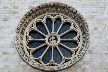 Cattedrale dell'Assunta a Conversano (Puglie); il rosone in facciata
