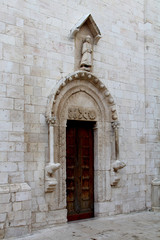 Fototapeta na wymiar Cattedrale dell'Assunta a Conversano (Puglie); portale sinistro in facciata