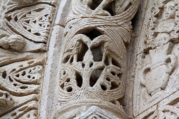 Cattedrale dell'Assunta a Conversano (Puglie); cornice traforata della lunetta del portale maggiore