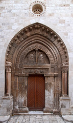 Fototapeta na wymiar Cattedrale dell'Assunta a Conversano (Puglie); portale sul lato sud