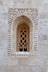 Cattedrale dell'Assunta a Conversano (Puglie); monofora traforata sul lato sud