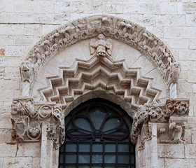 Cattedrale dell'Assunta a Conversano (Puglie); monofora dell'abside con ricca decorazione