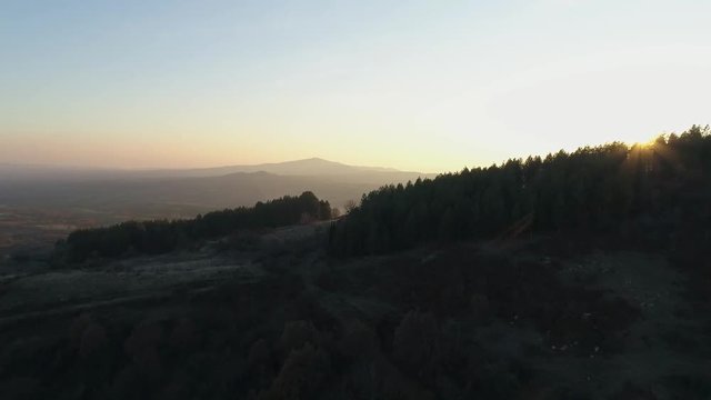 schöner Sonnenuntergang in einem kleinen dorf in den bergen von Nord Griechenland 