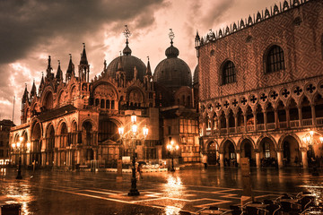 Fototapeta na wymiar Catedral de San Marcos en Venecia, Italia una noche de lluvia.