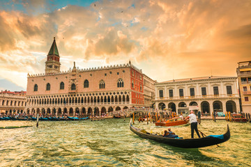 Gondola en Venecia,  plaza San Marcos al atardecer - obrazy, fototapety, plakaty