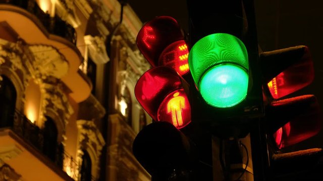 Traffic light switches from green to red in winter at night