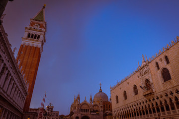 Venezia, Italia, Plaza San Marcos de noche.