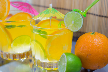 Bebida naranja y limón refrescante verano en vaso vidrio