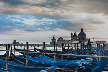 Gondolas en Plaza San Marcos, Italia al atardecer.