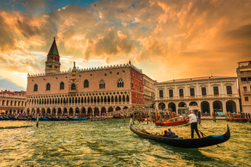 Gondolas en plaza San Marcos Venecia, Italia. - obrazy, fototapety, plakaty