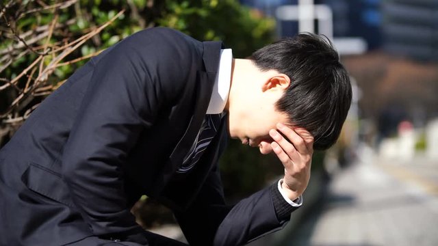 頭をかかえるビジネスマン