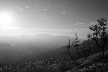 Fototapeta premium 阿蘇のモノトーン風景
