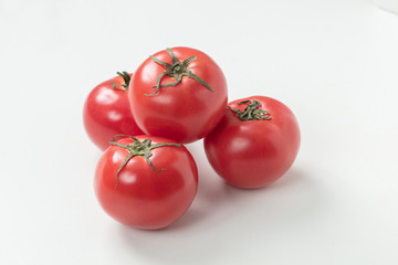 白背景に数個のトマト