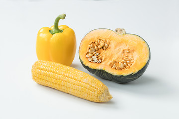 パプリカととうもろこしとカボチャの黄色い野菜