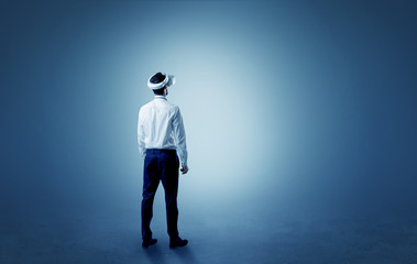 Obraz premium Businessman wearing vj glasse in an empty room with no wallpaper