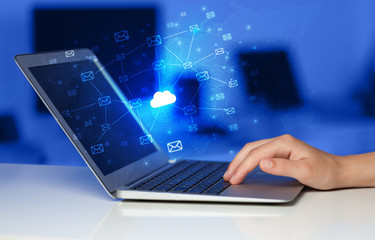 Obraz premium Hand using laptop with cloud computing and online storage concept 