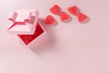 caja rosa con gomitas en forma de corazones