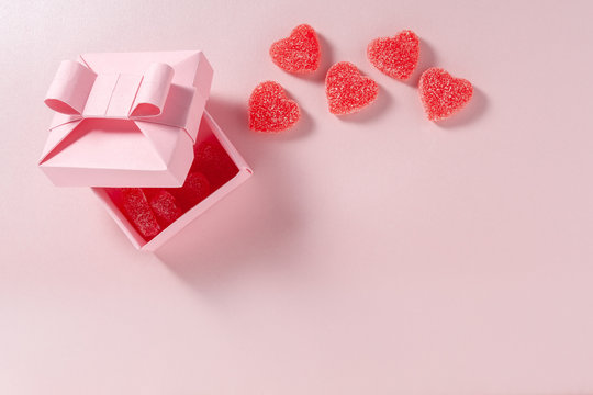 caja rosa con gomitas en forma de corazones