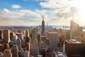 Poster Skyline von New York City vom Dach mit städtischen Wolkenkratzern vor Sonnenuntergang. New York, USA. © tanarch