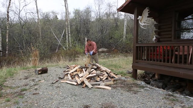Mann beim Holz hacken
