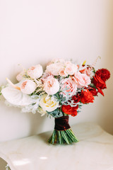 Details at the wedding, bouquet, dress and floristry. Fees at the hotel and the Studio.