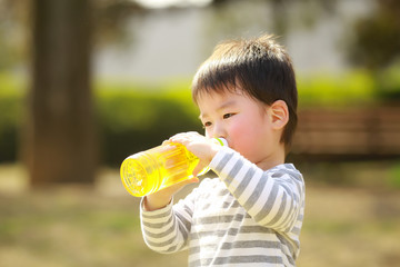 飲み物を飲む男の子