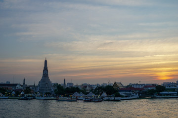 Naklejka premium sunset over the city
